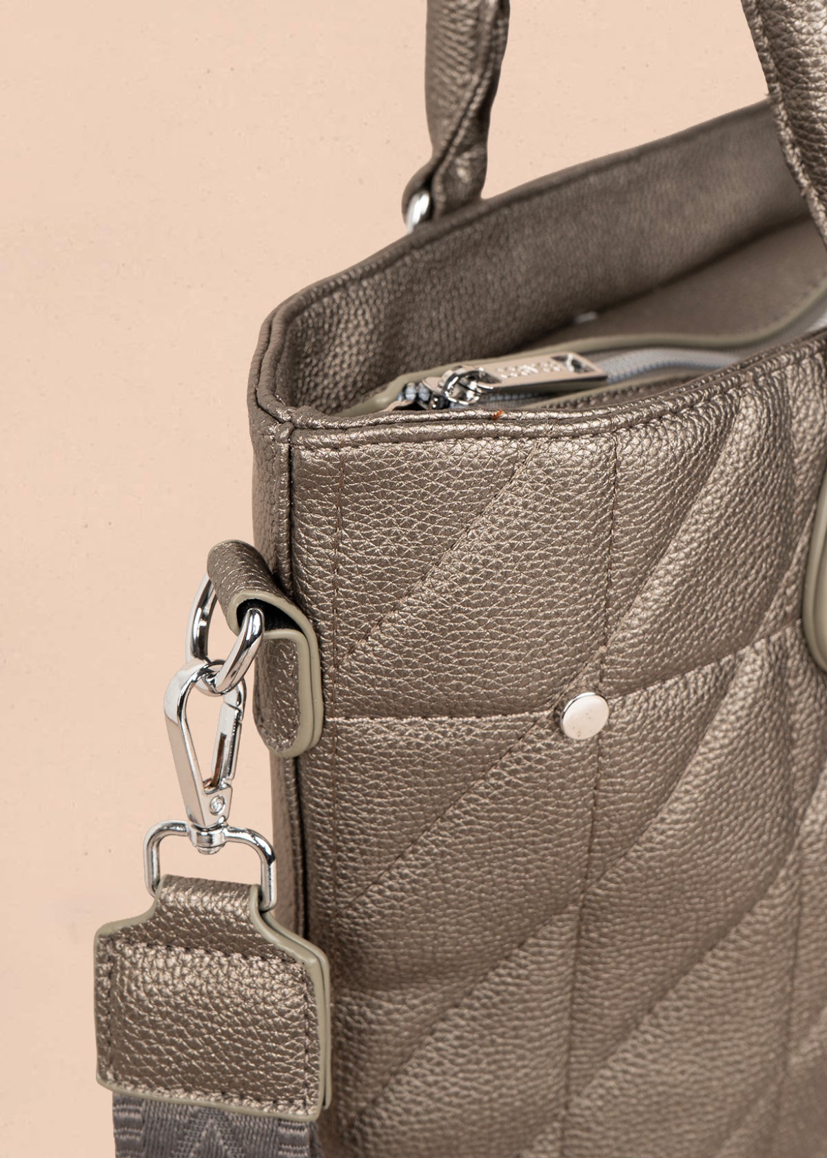 Bolso tipo shopping color plomo textura acolchada 106287
