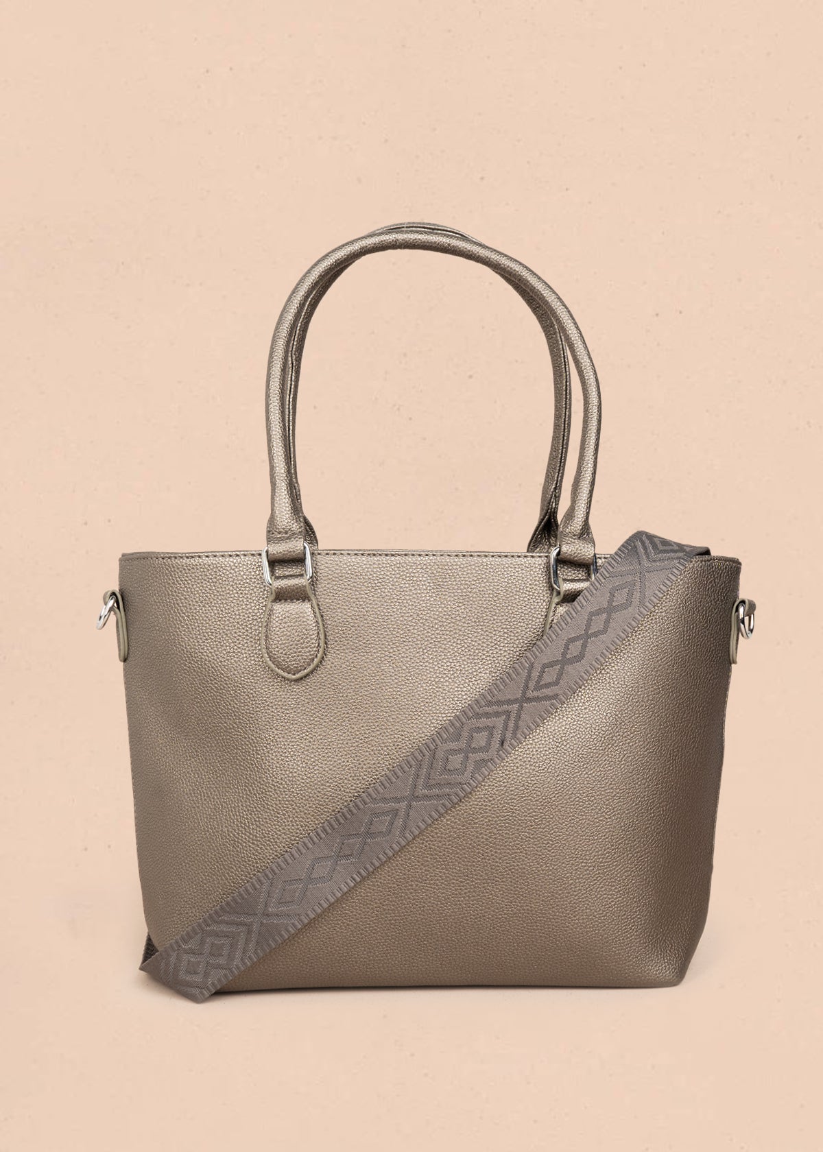 Bolso tipo shopping color plomo textura acolchada 106287