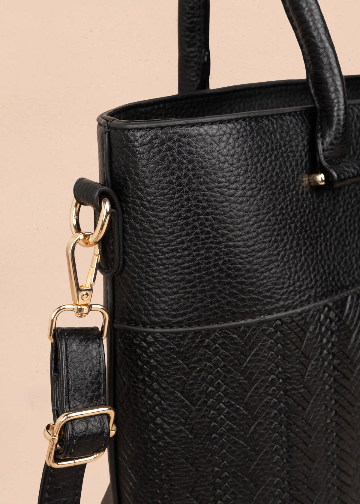 Bolso tipo shopping color negro con grabado tipo espiga 106289