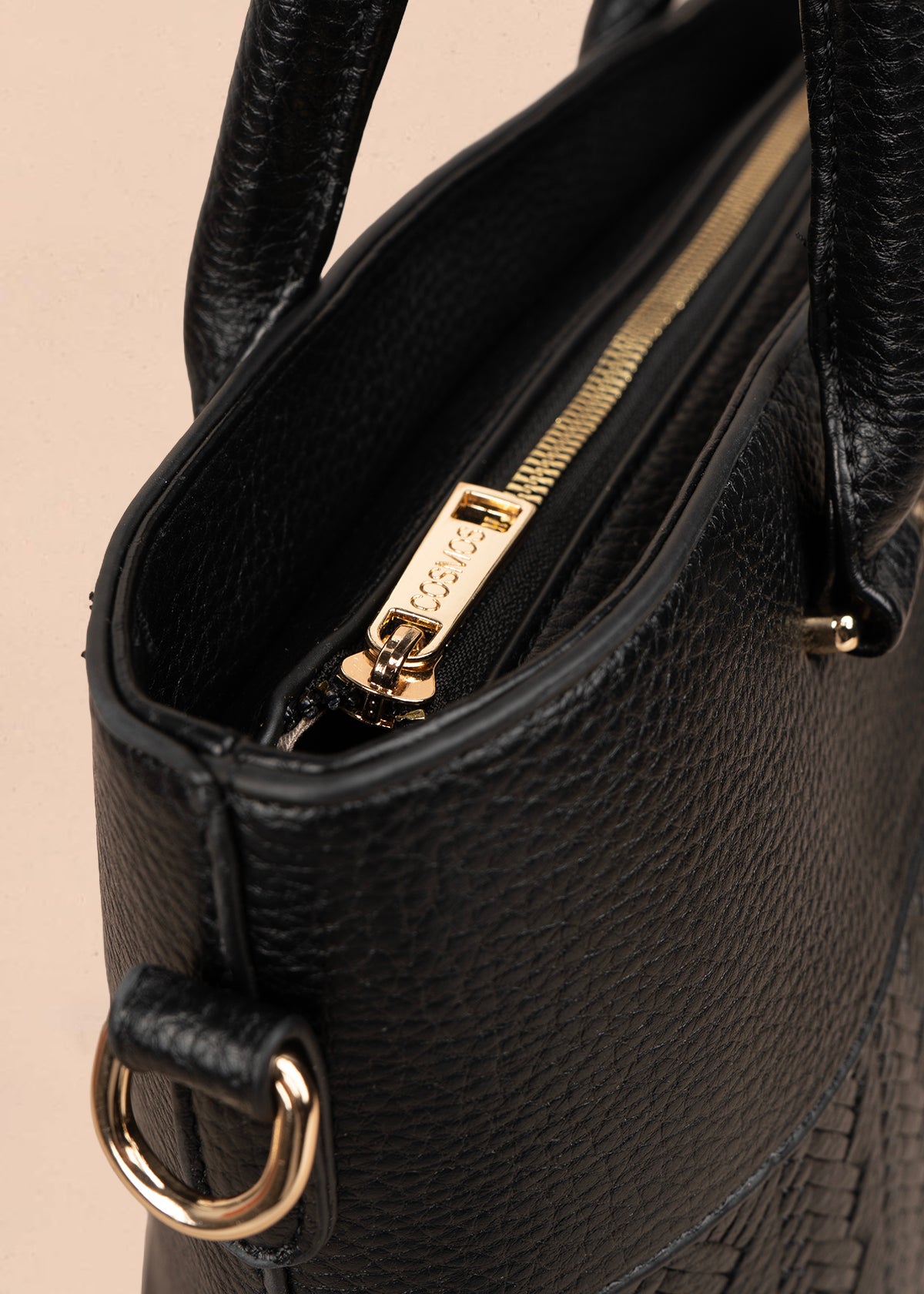 Bolso tipo shopping color negro con grabado tipo espiga 106289