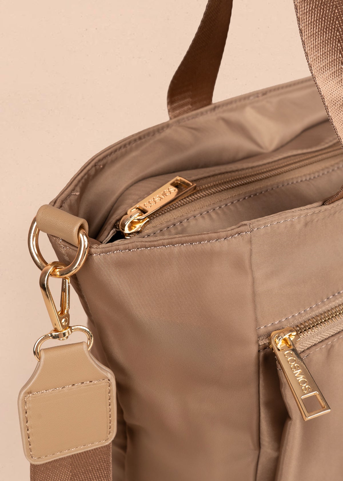 Bolso tipo shopping color café con bolsillo frontal 106290