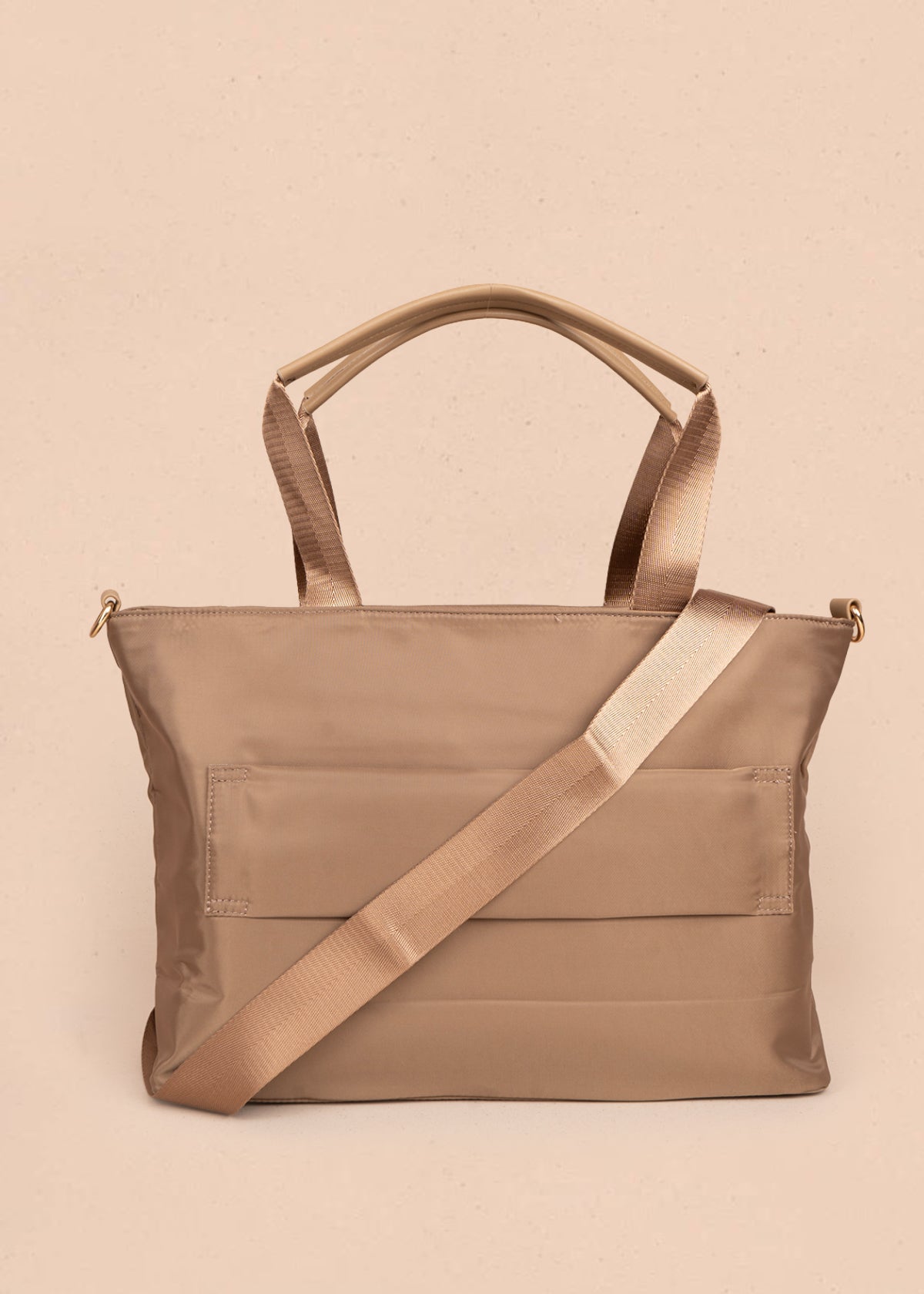 Bolso tipo shopping color café con bolsillo frontal 106290