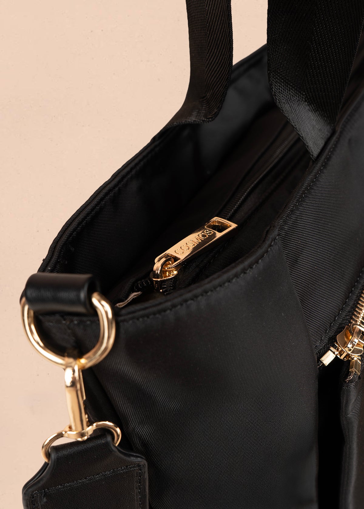 Bolso tipo shopping color negro con bolsillo frontal 106290