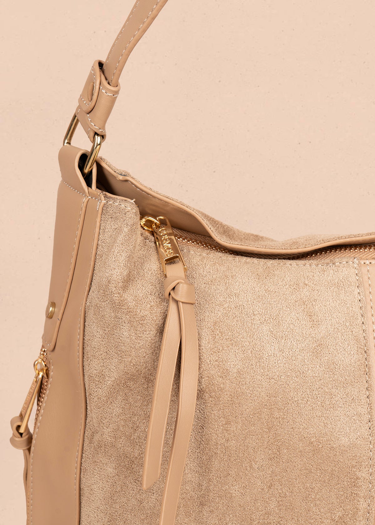 Bolso tipo shopping color camel textura en gamuza sintética 106292