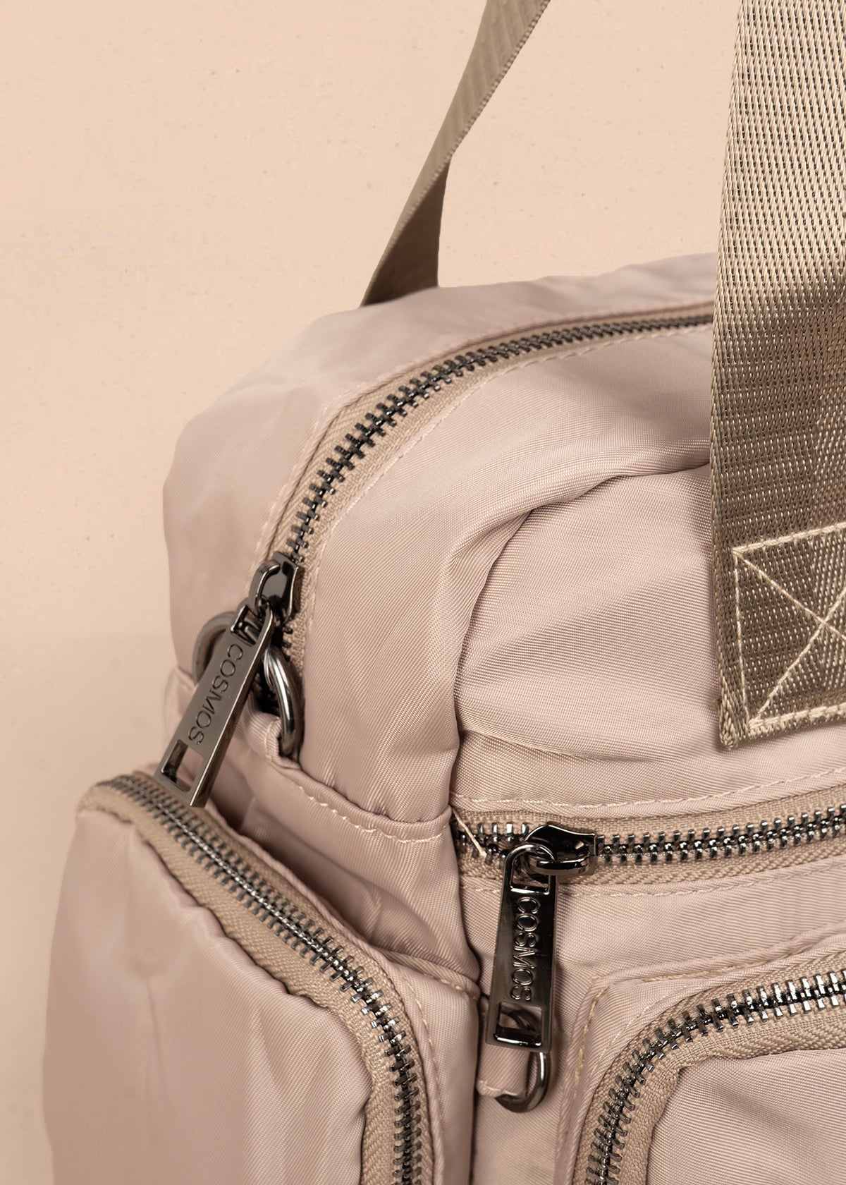 Bolso tipo cartera color beige con bolsillos frontales y laterales 106293