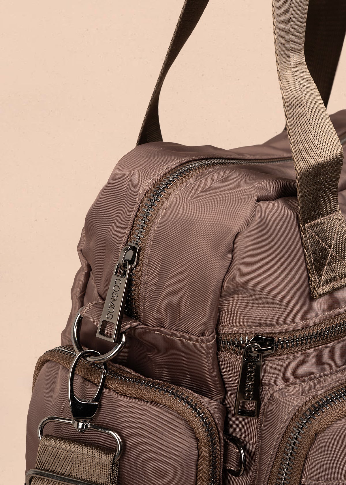 Bolso tipo cartera color café con bolsillos frontales y laterales 106293