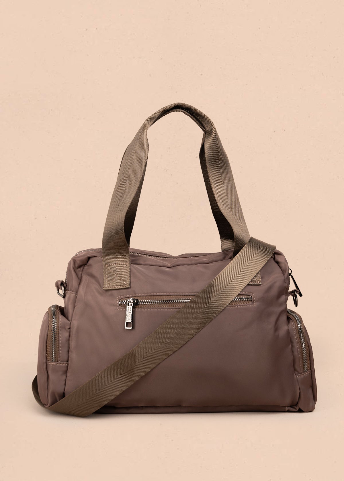 Bolso tipo cartera color café con bolsillos frontales y laterales 106293