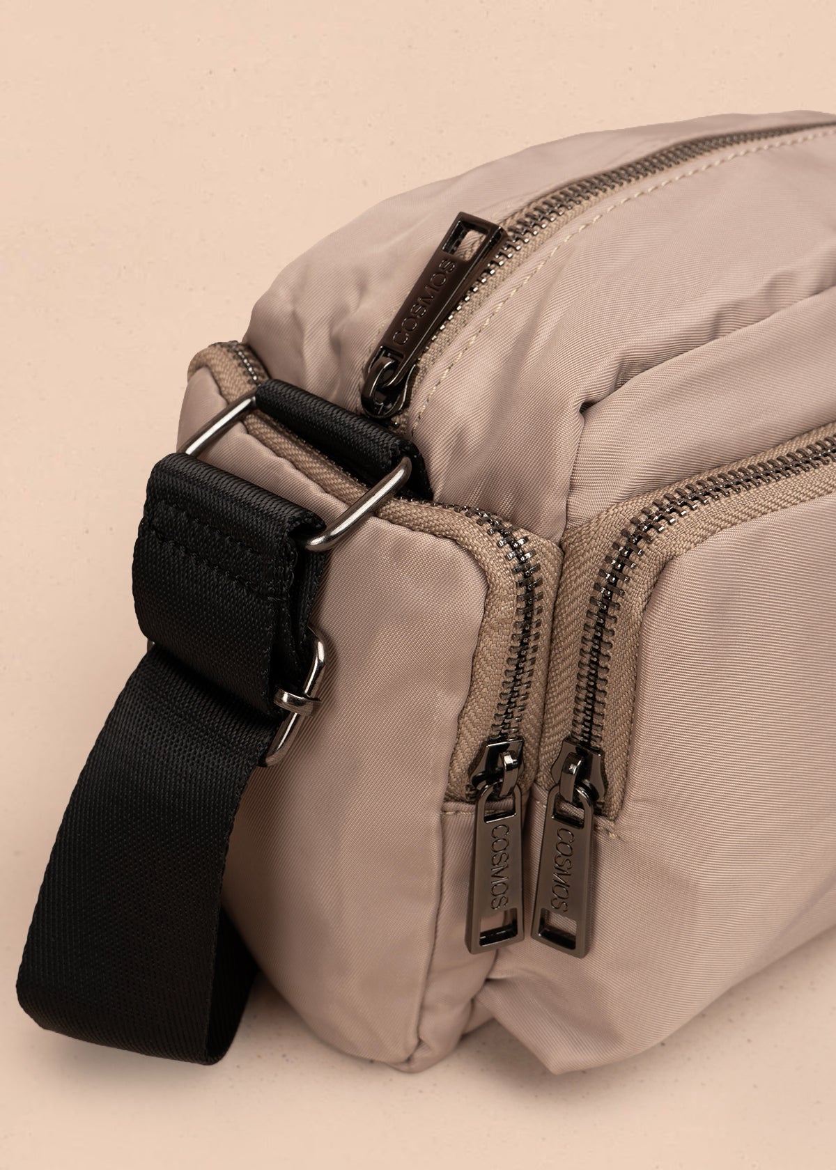 Bolso manos libres color beige con bolsillos laterales y frontal 106294