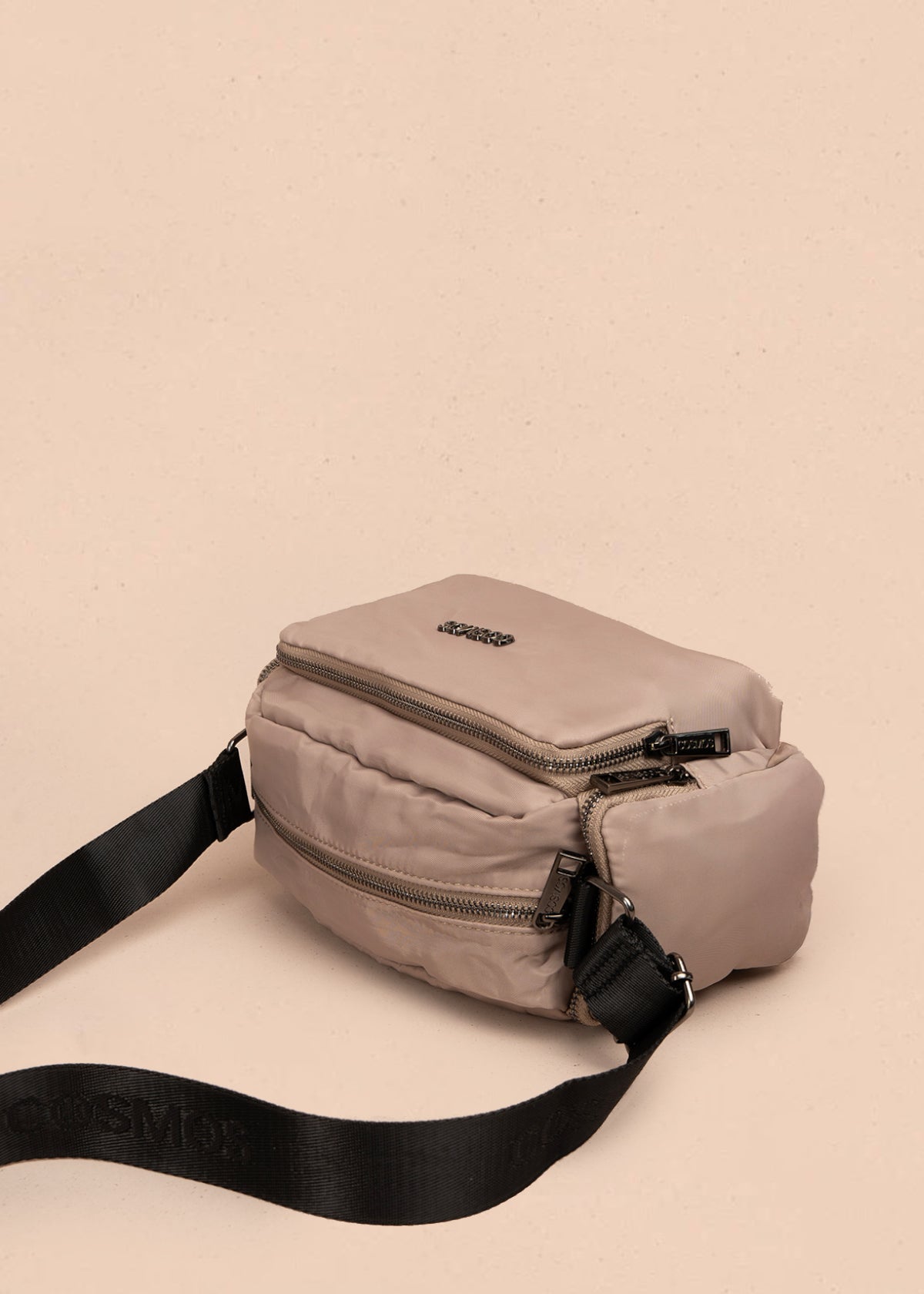 Bolso manos libres color beige con bolsillos laterales y frontal 106294