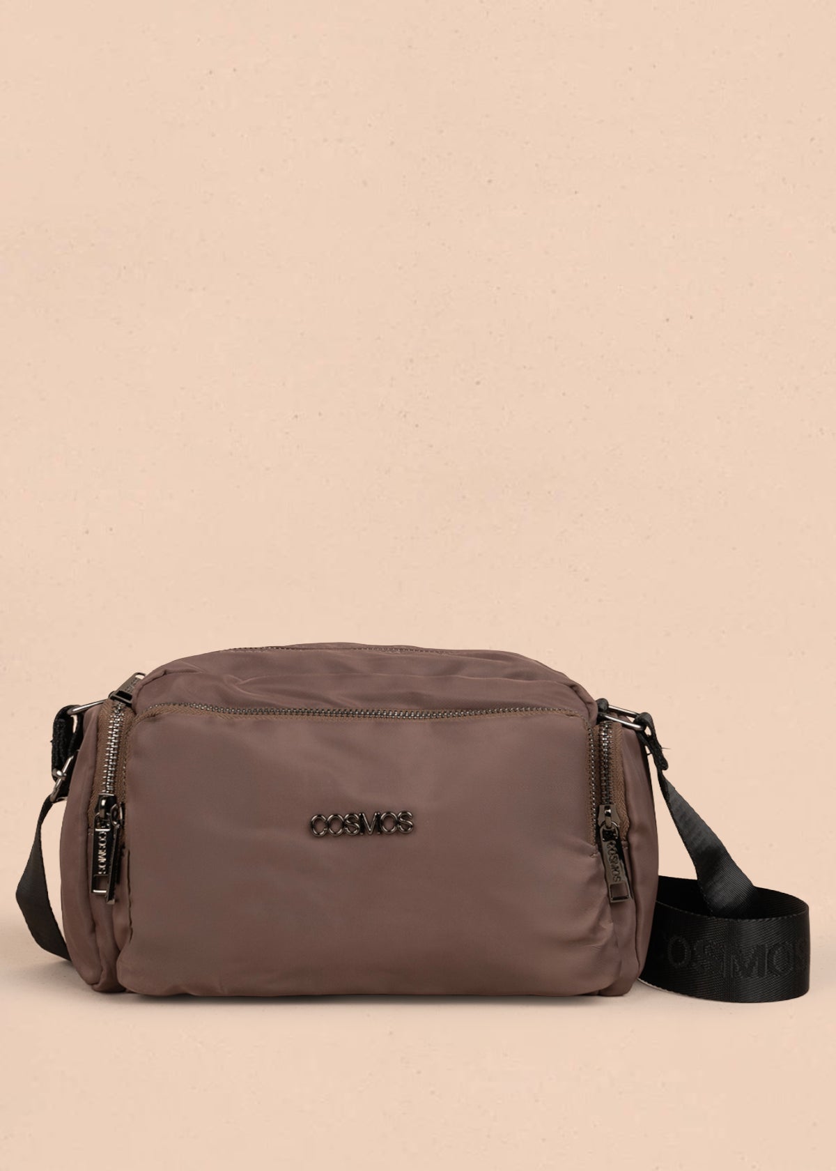 Bolso manos libres color chocolate con bolsillos laterales y frontal 106294
