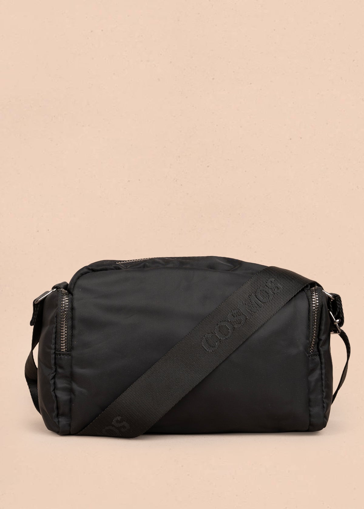 Bolso manos libres color negro con bolsillos laterales y frontal 106294