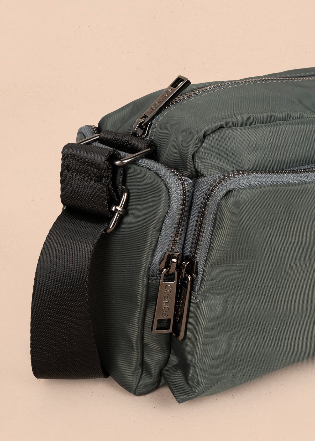 Bolso manos libres color verde con bolsillos laterales y frontal 106294