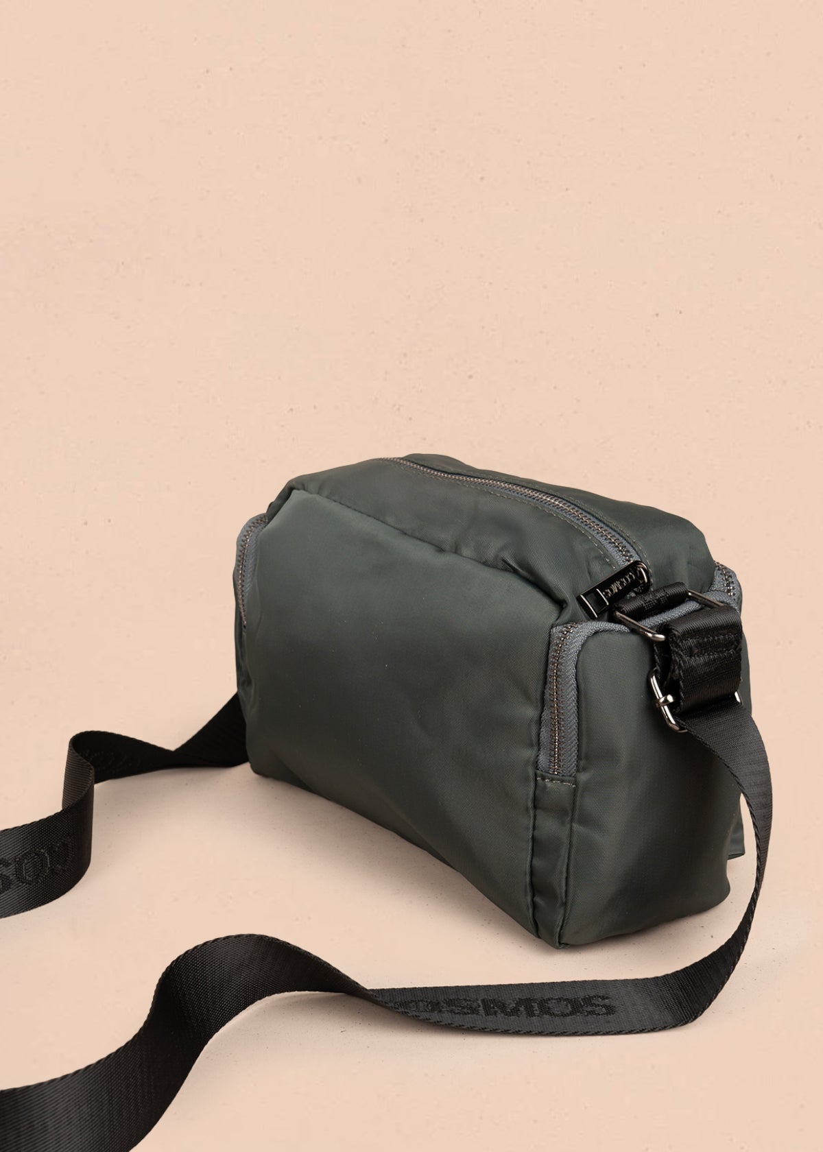 Bolso manos libres color verde con bolsillos laterales y frontal 106294