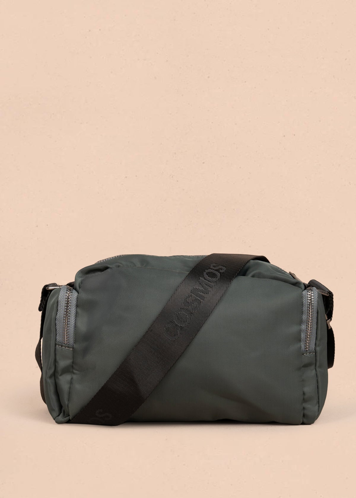 Bolso manos libres color verde con bolsillos laterales y frontal 106294