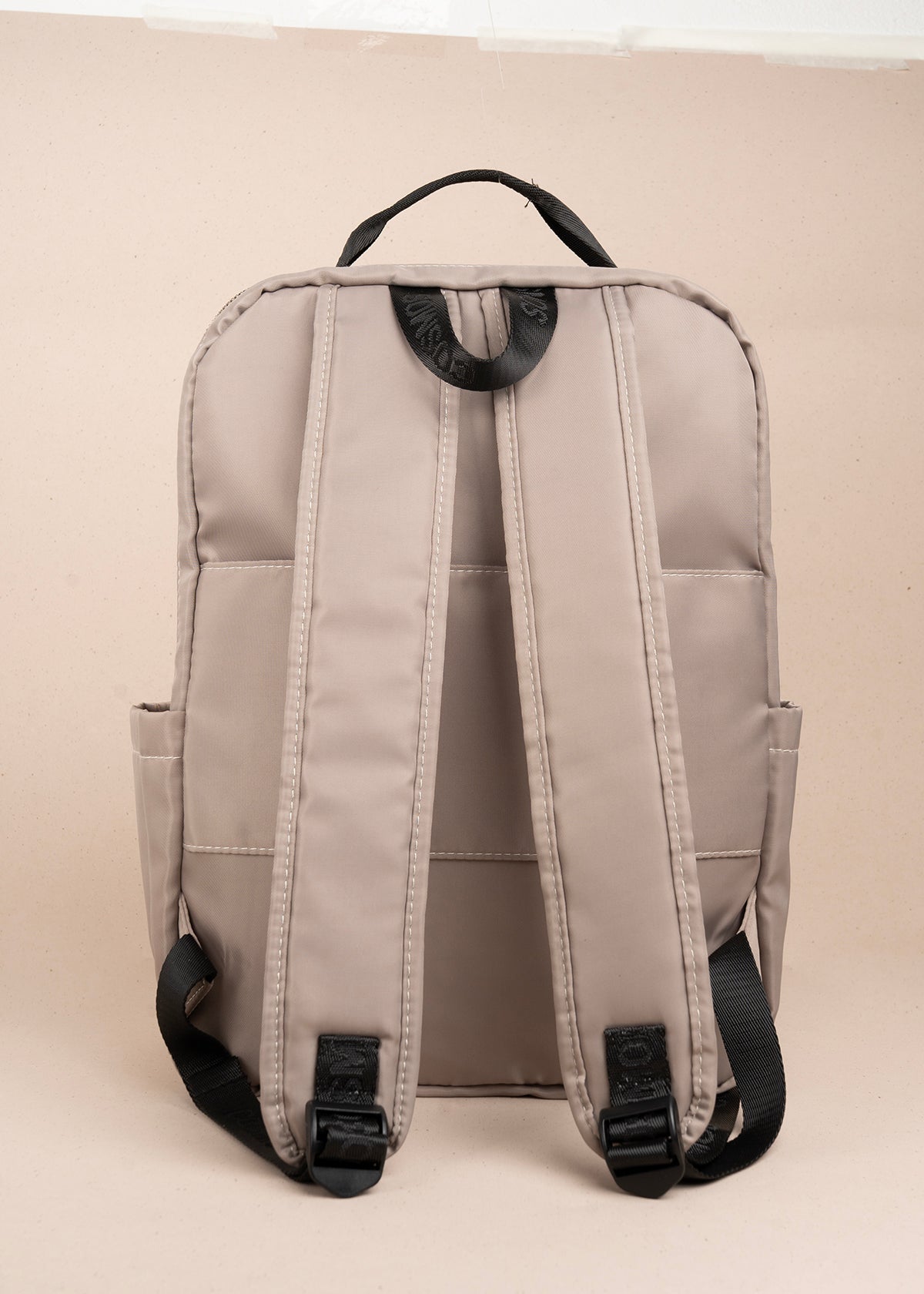 Morral color taupe en textil con bolsillos delanteros 106298