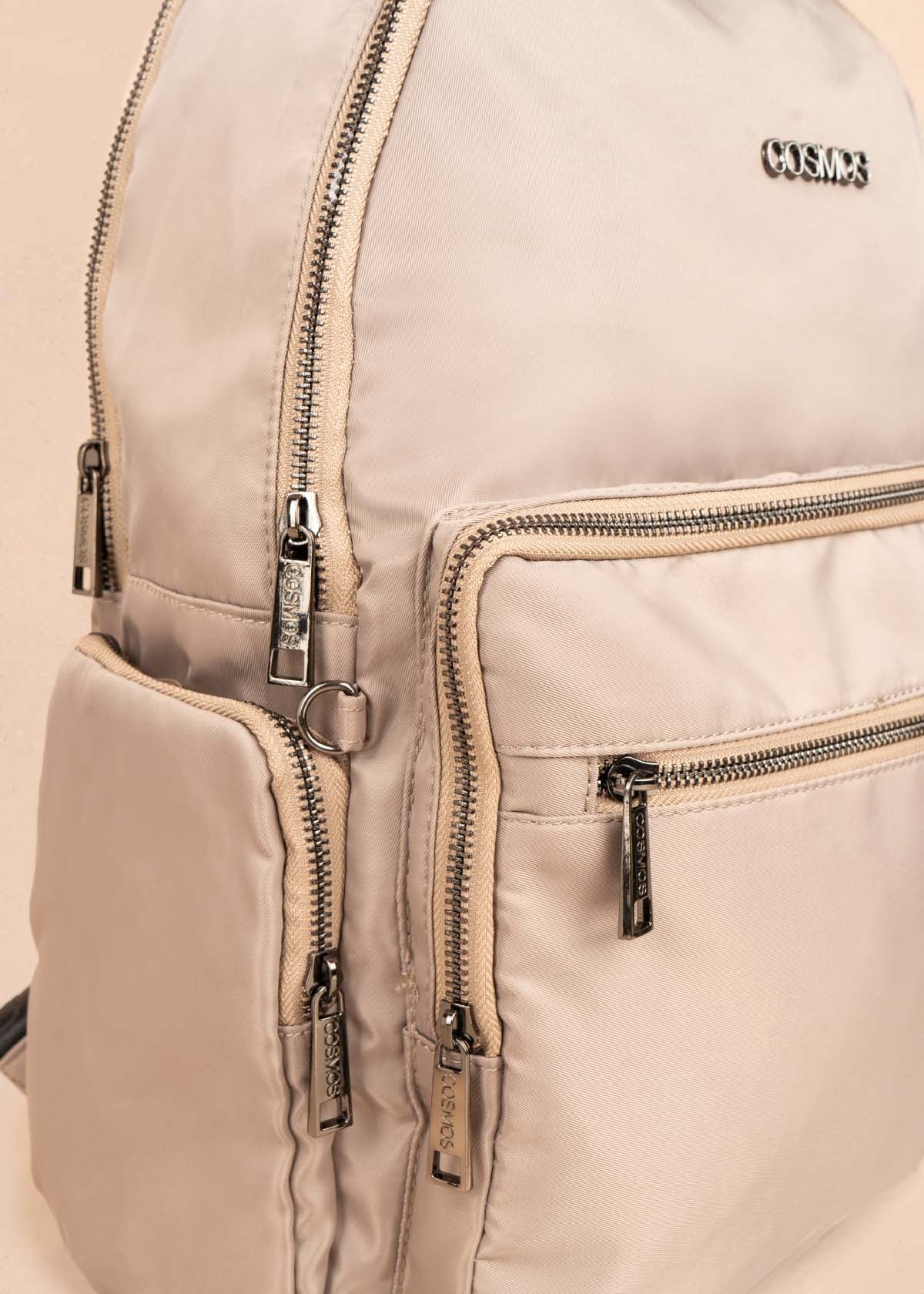 Morral color taupe con bolsillos frontales 106299