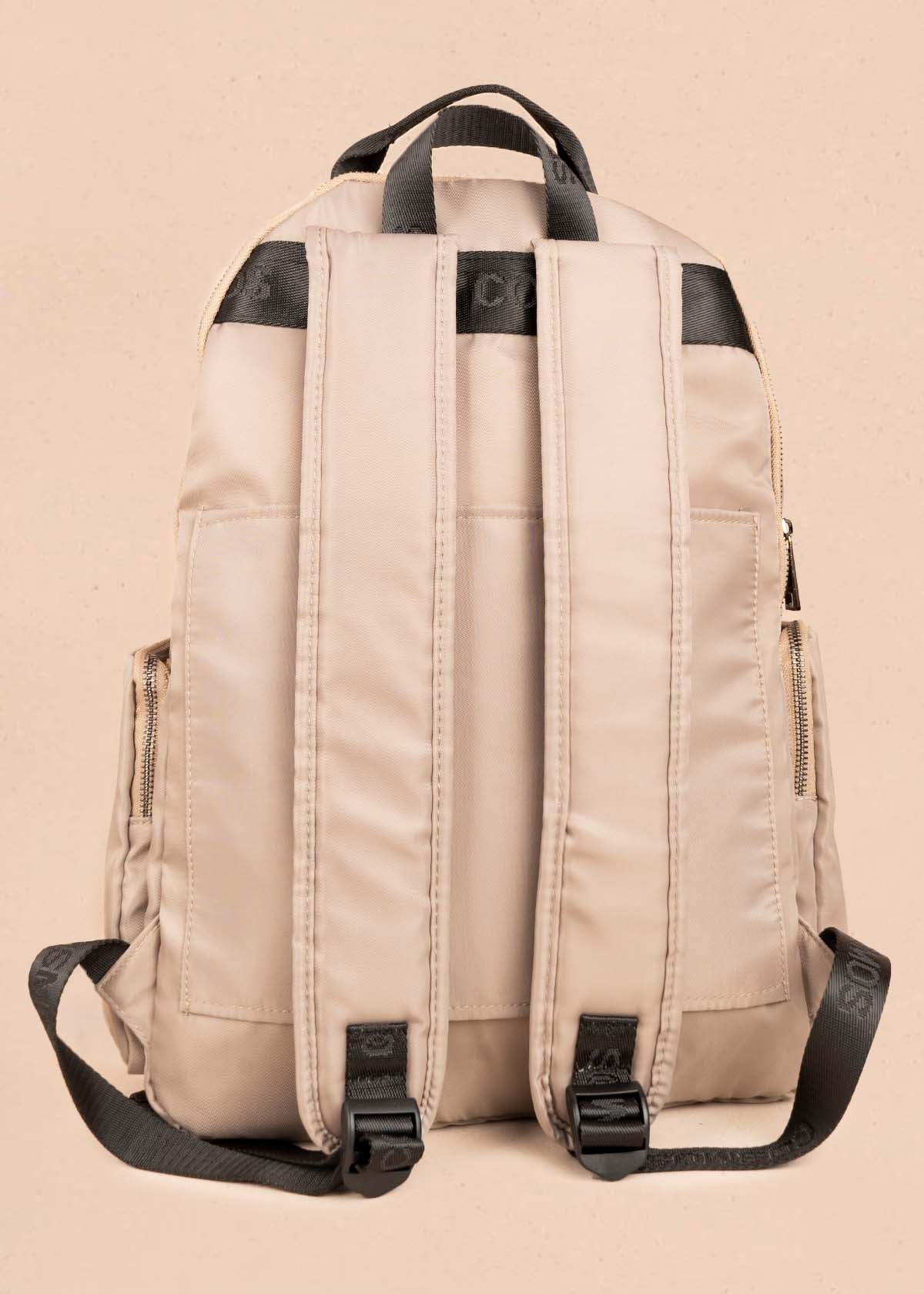 Morral color taupe con bolsillos frontales 106299