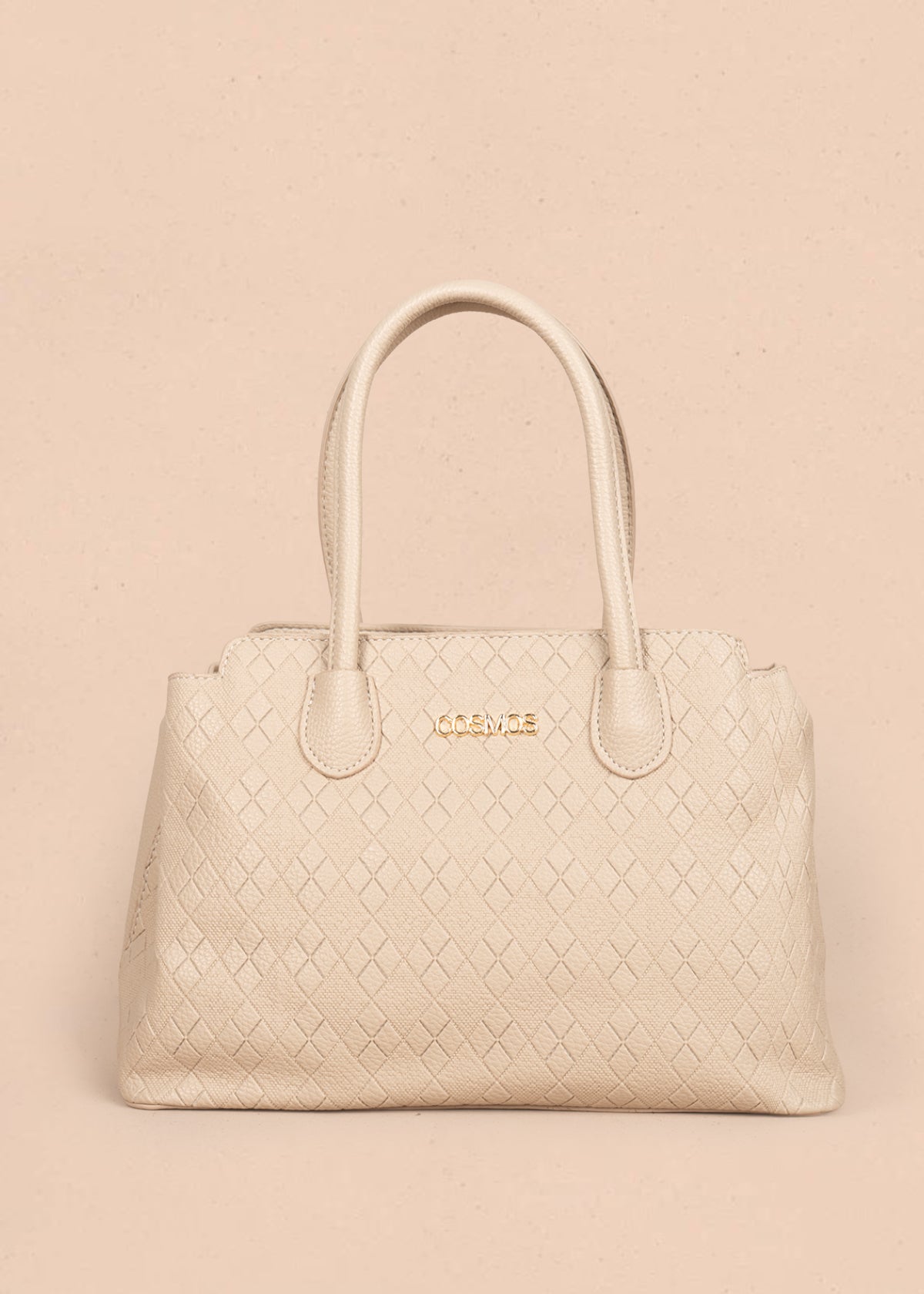 Bolso tipo cartera color beige con grabado de rombos 106300