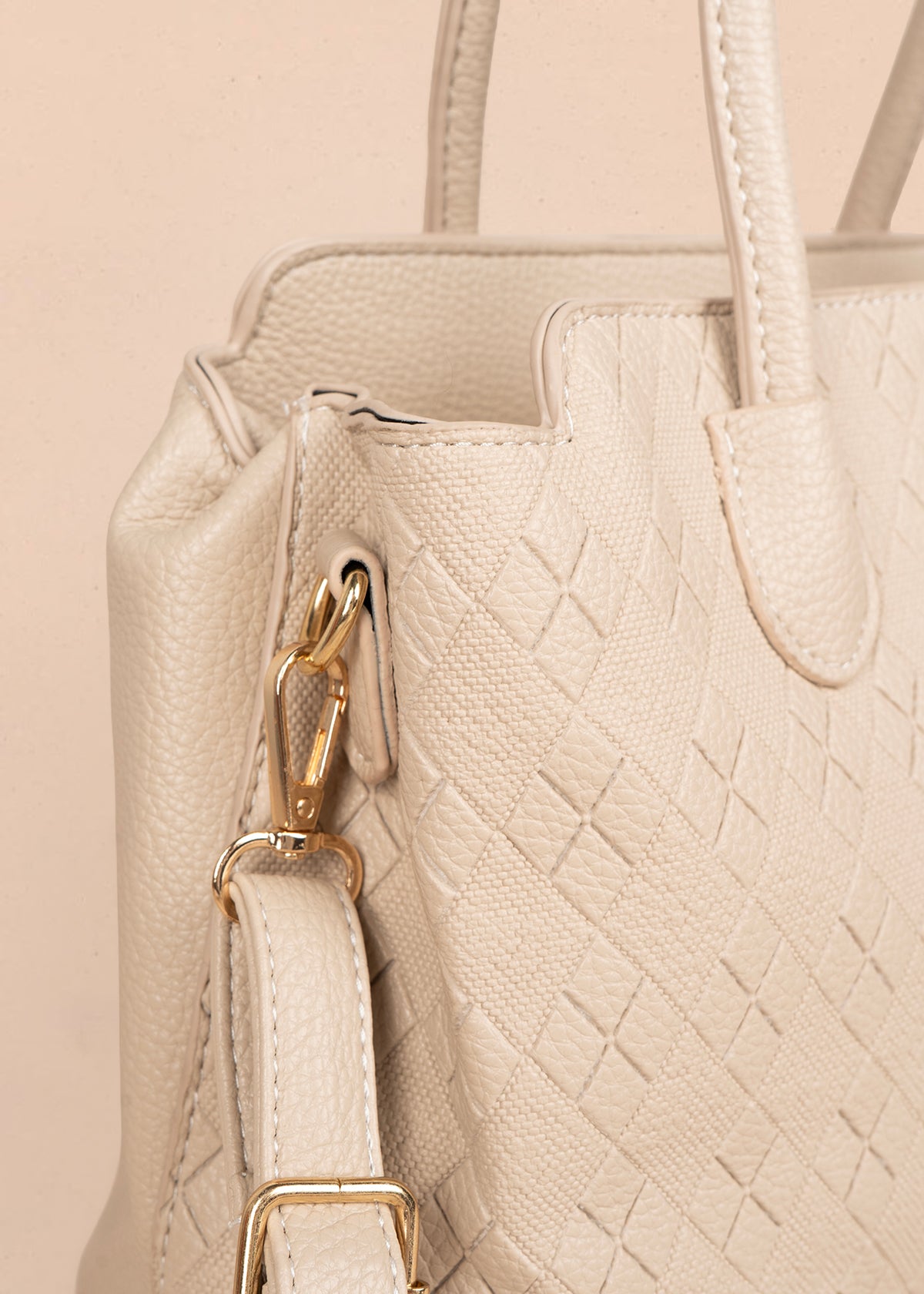 Bolso tipo cartera color beige con grabado de rombos 106300