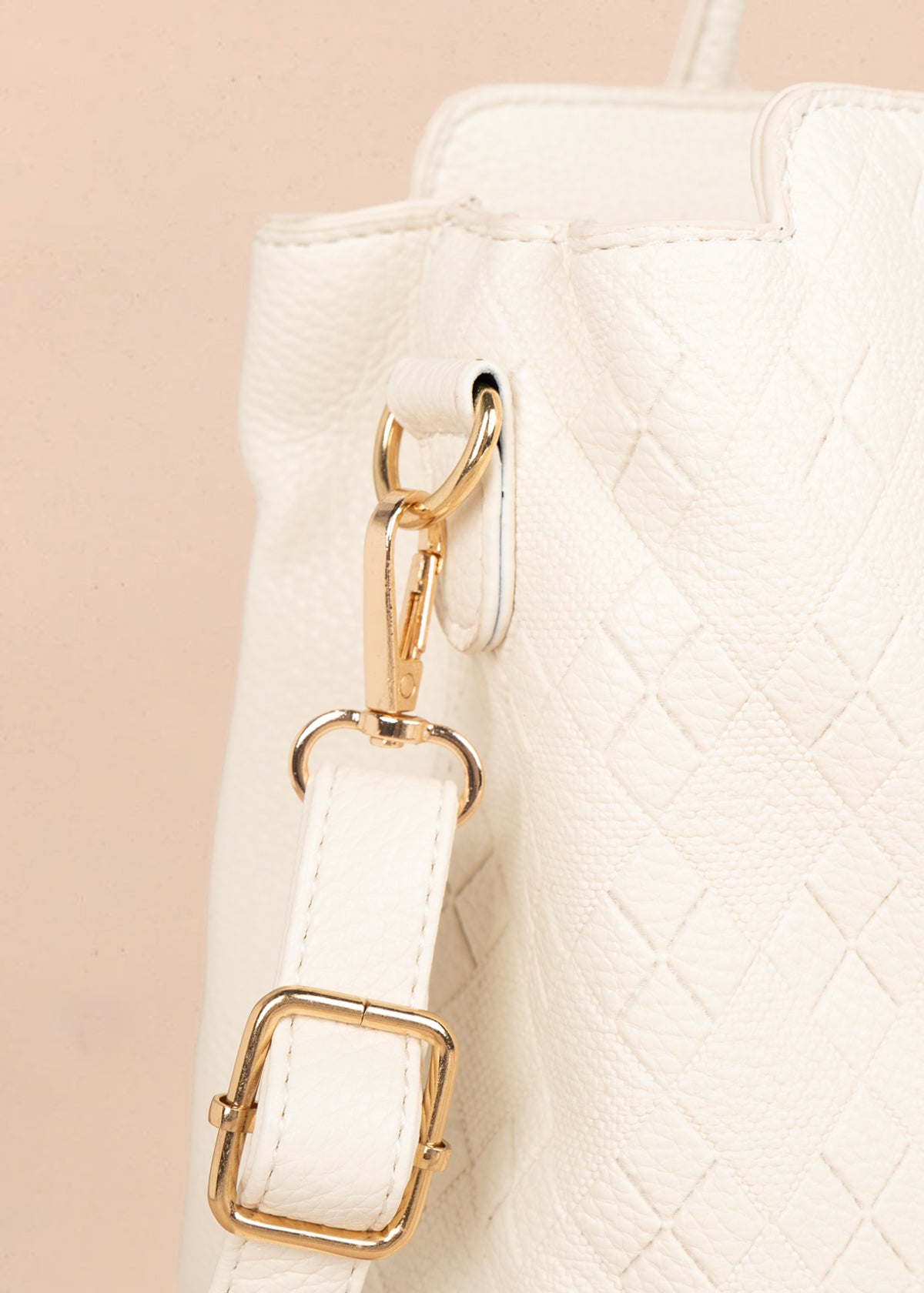 Bolso tipo cartera color crema con grabado de rombos 106300