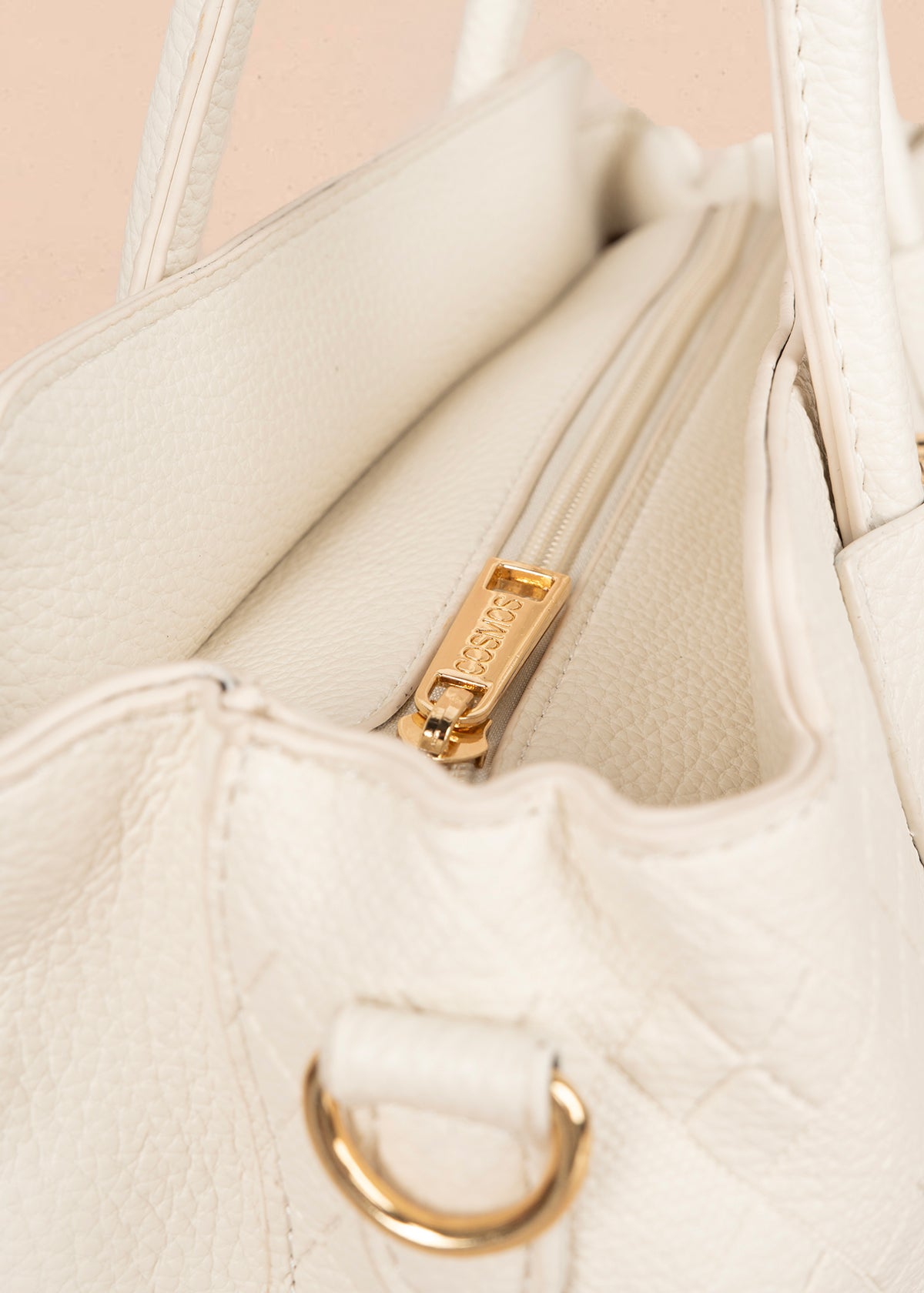 Bolso tipo cartera color crema con grabado de rombos 106300