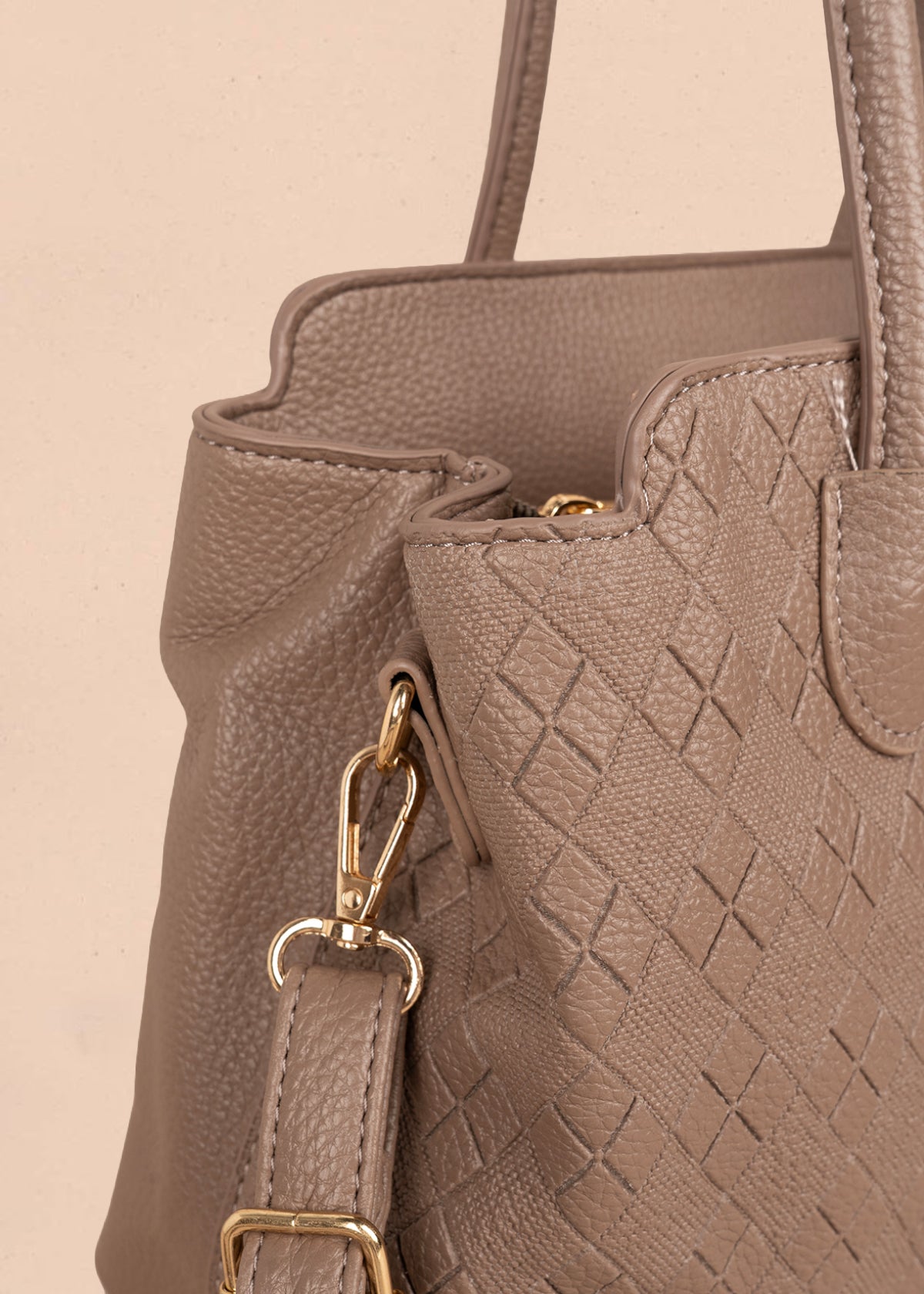 Bolso tipo cartera color moca con grabado de rombos 106300