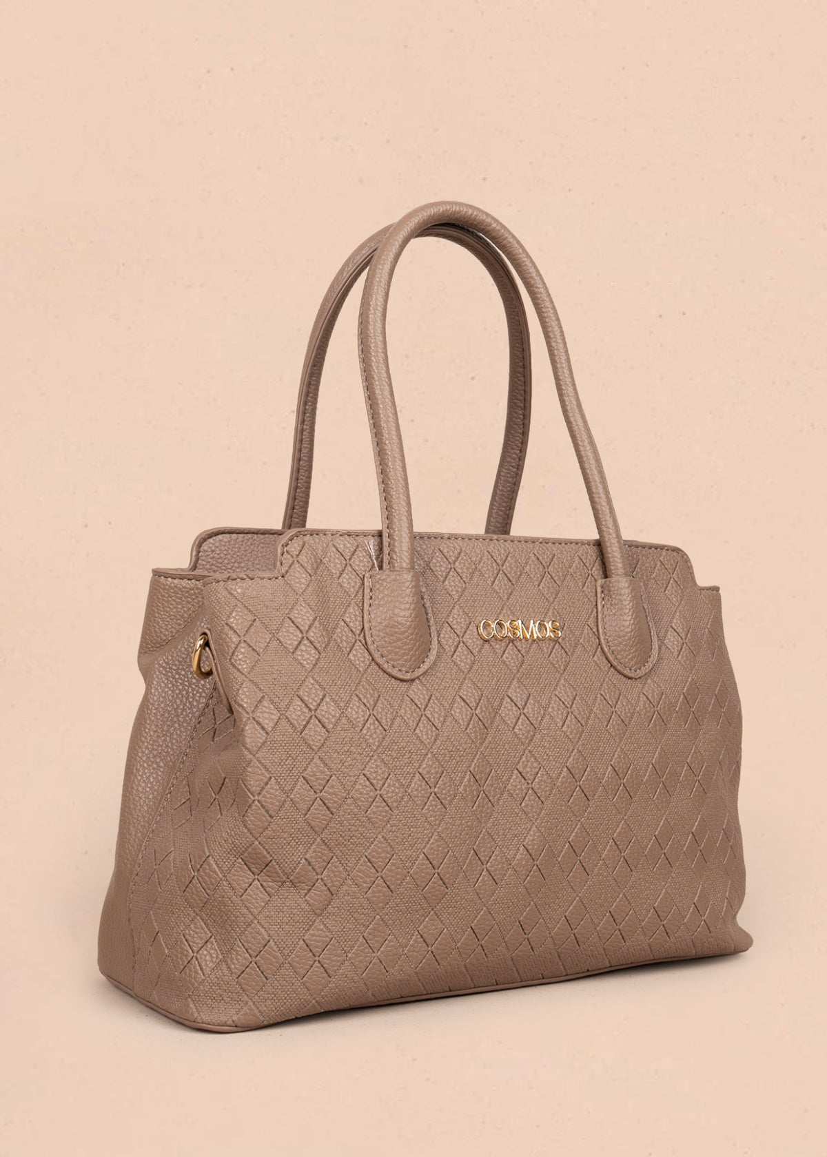 Bolso tipo cartera color moca con grabado de rombos 106300