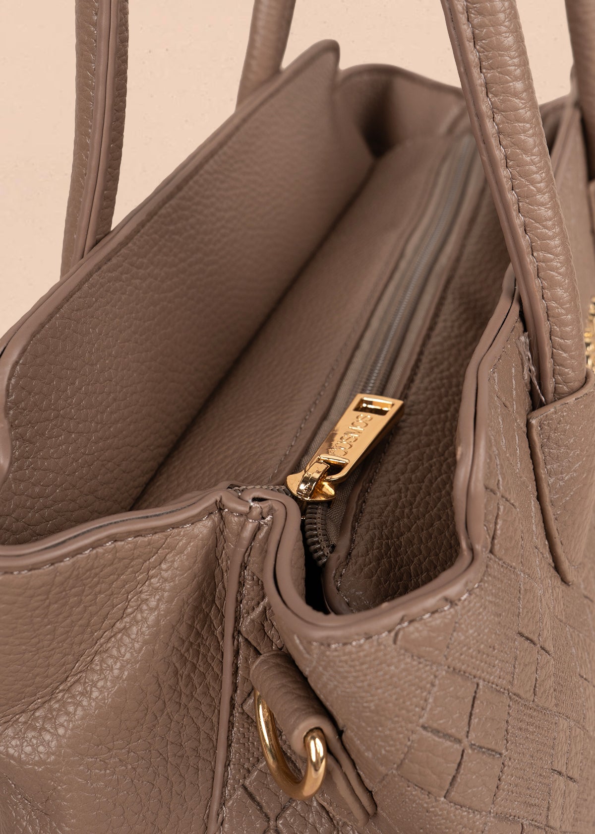Bolso tipo cartera color moca con grabado de rombos 106300