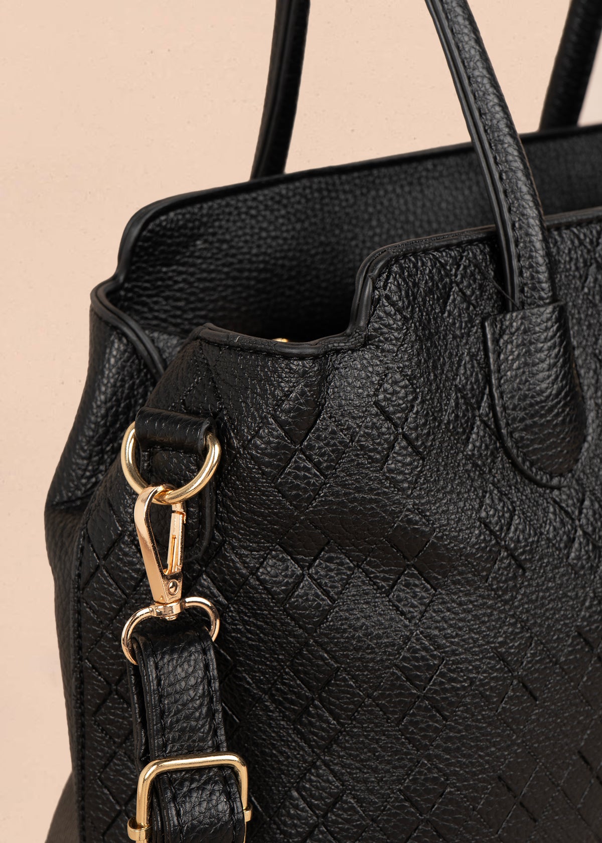 Bolso tipo cartera color negro con grabado de rombos 106300