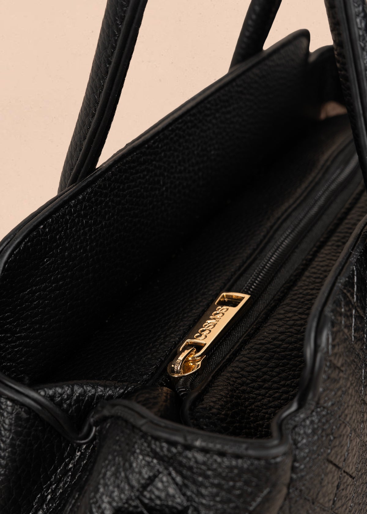 Bolso tipo cartera color negro con grabado de rombos 106300