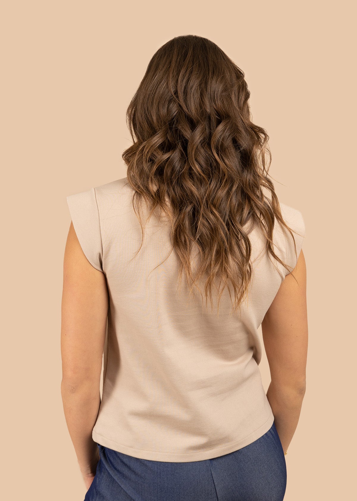 Blusa color arena con cuello alto y manga sisa 106303