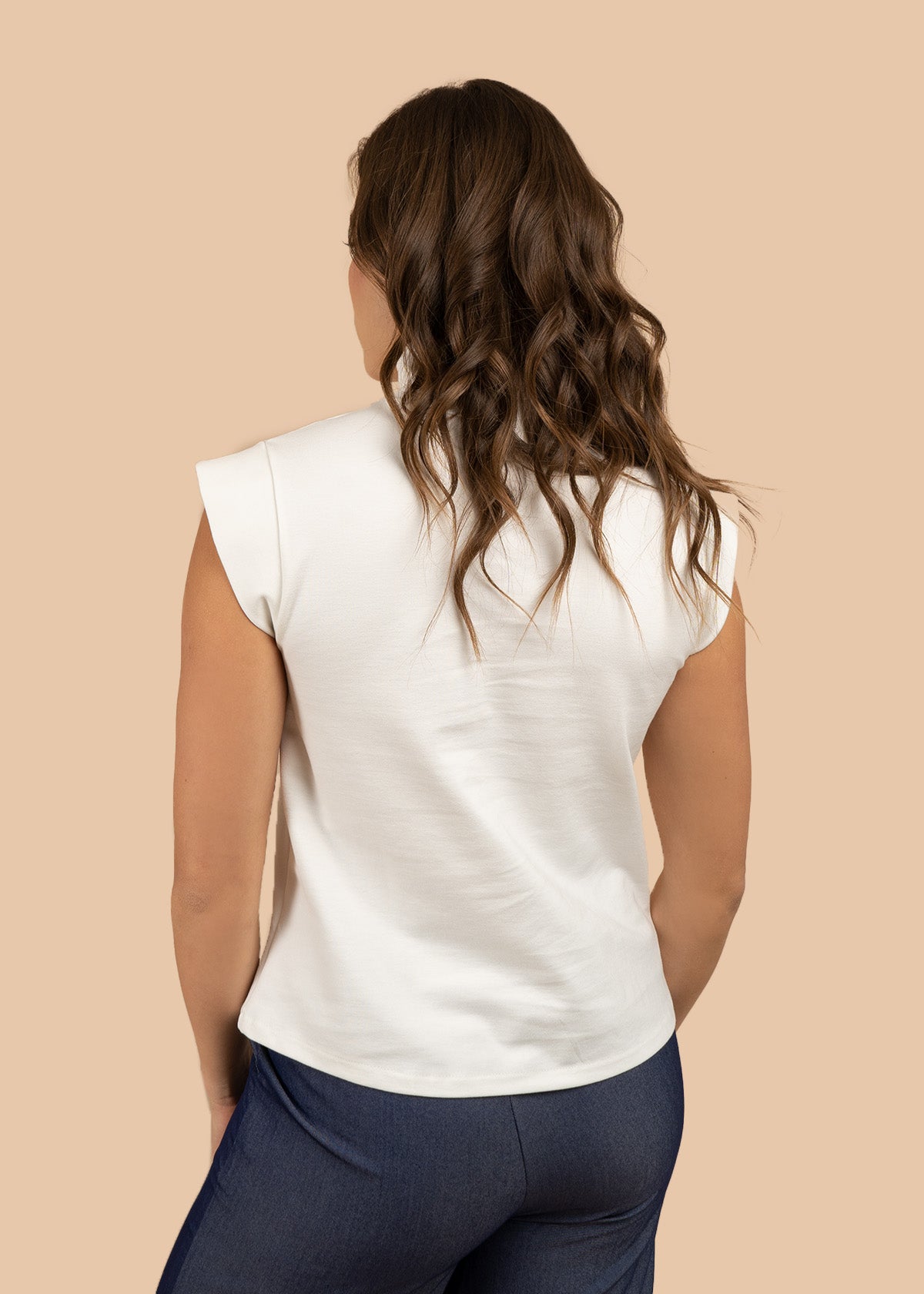 Blusa color blanco con cuello alto y manga sisa 106303