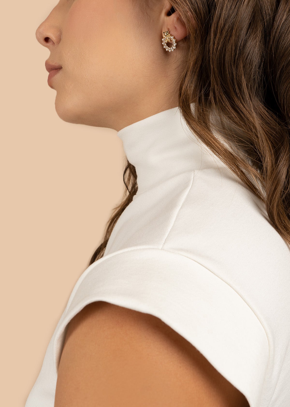 Blusa color blanco con cuello alto y manga sisa 106303