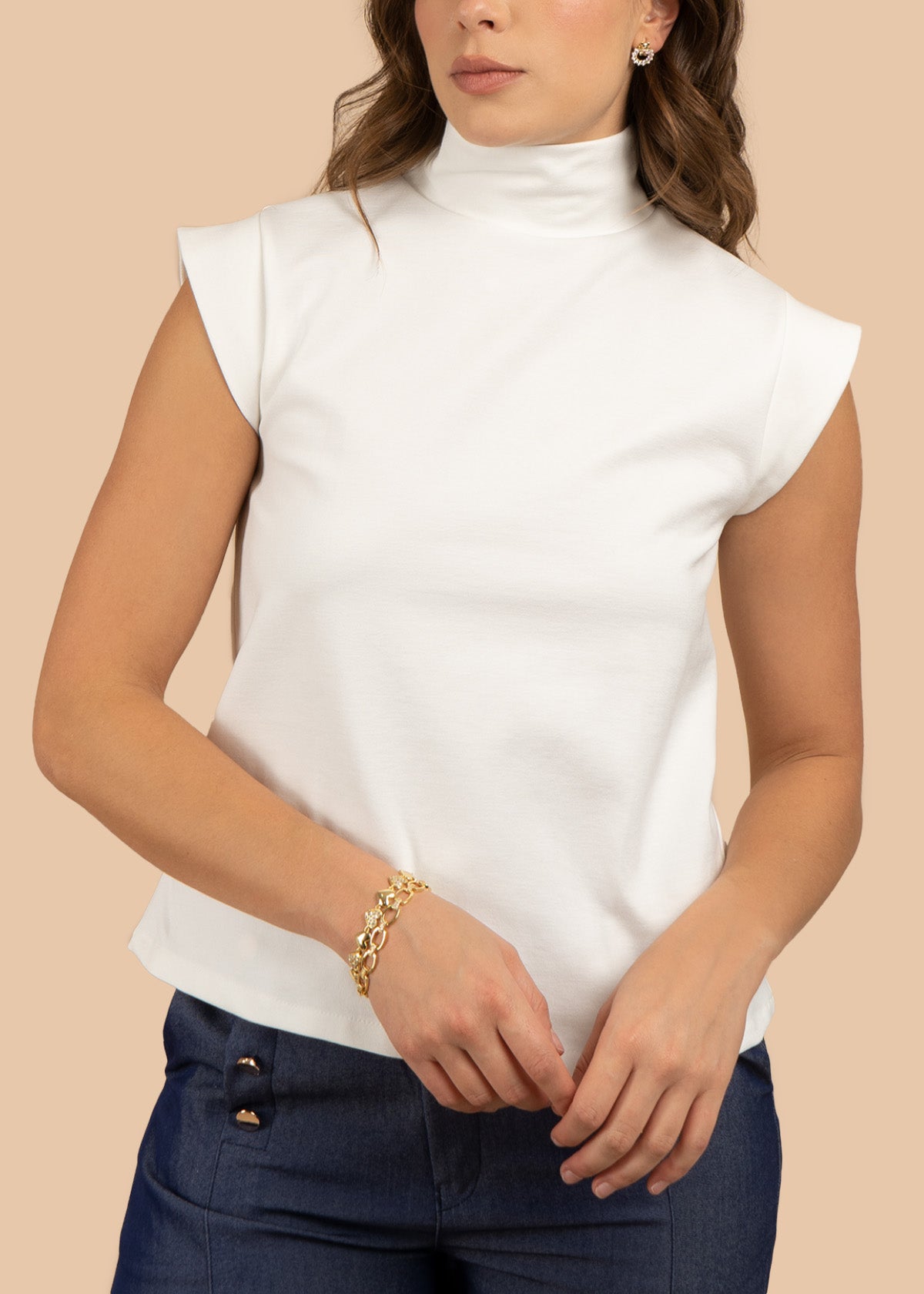 Blusa color blanco con cuello alto y manga sisa 106303