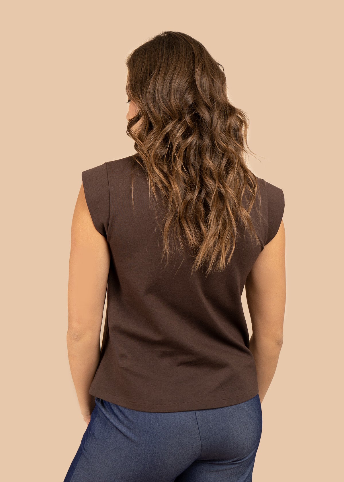 Blusa color café con cuello alto y manga sisa 106303