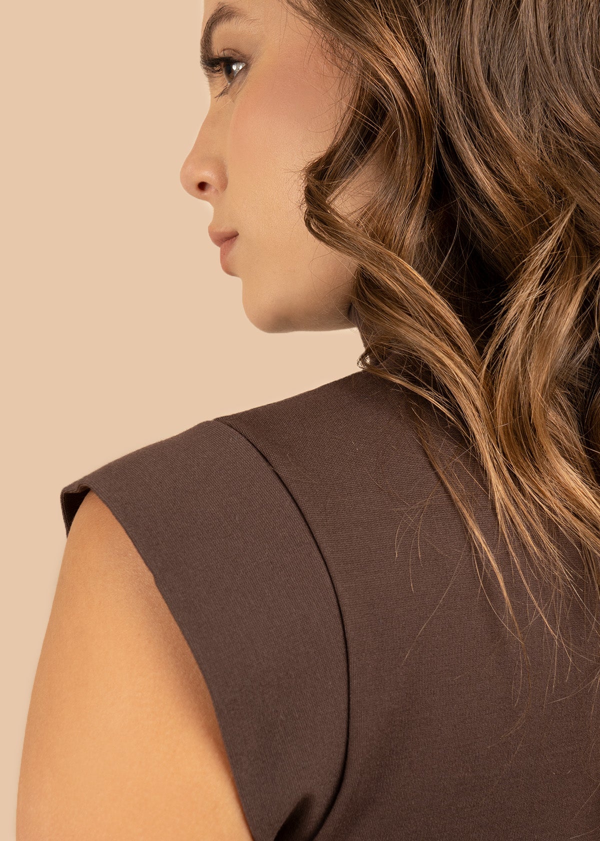 Blusa color café con cuello alto y manga sisa 106303