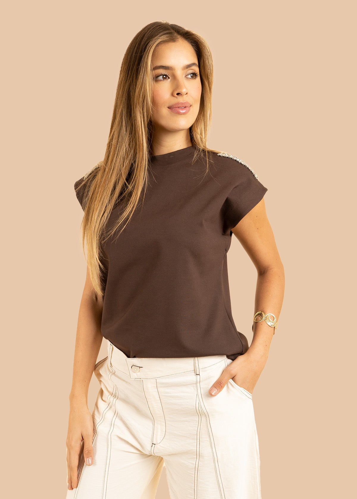 Camiseta color café con detalles brillantes en los hombros 106304