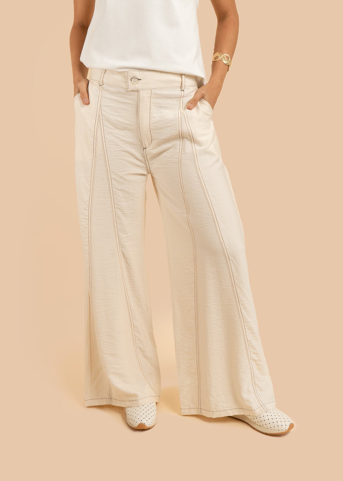 Pantalón color beige tipo palazzo con detalles pespunteados 106306