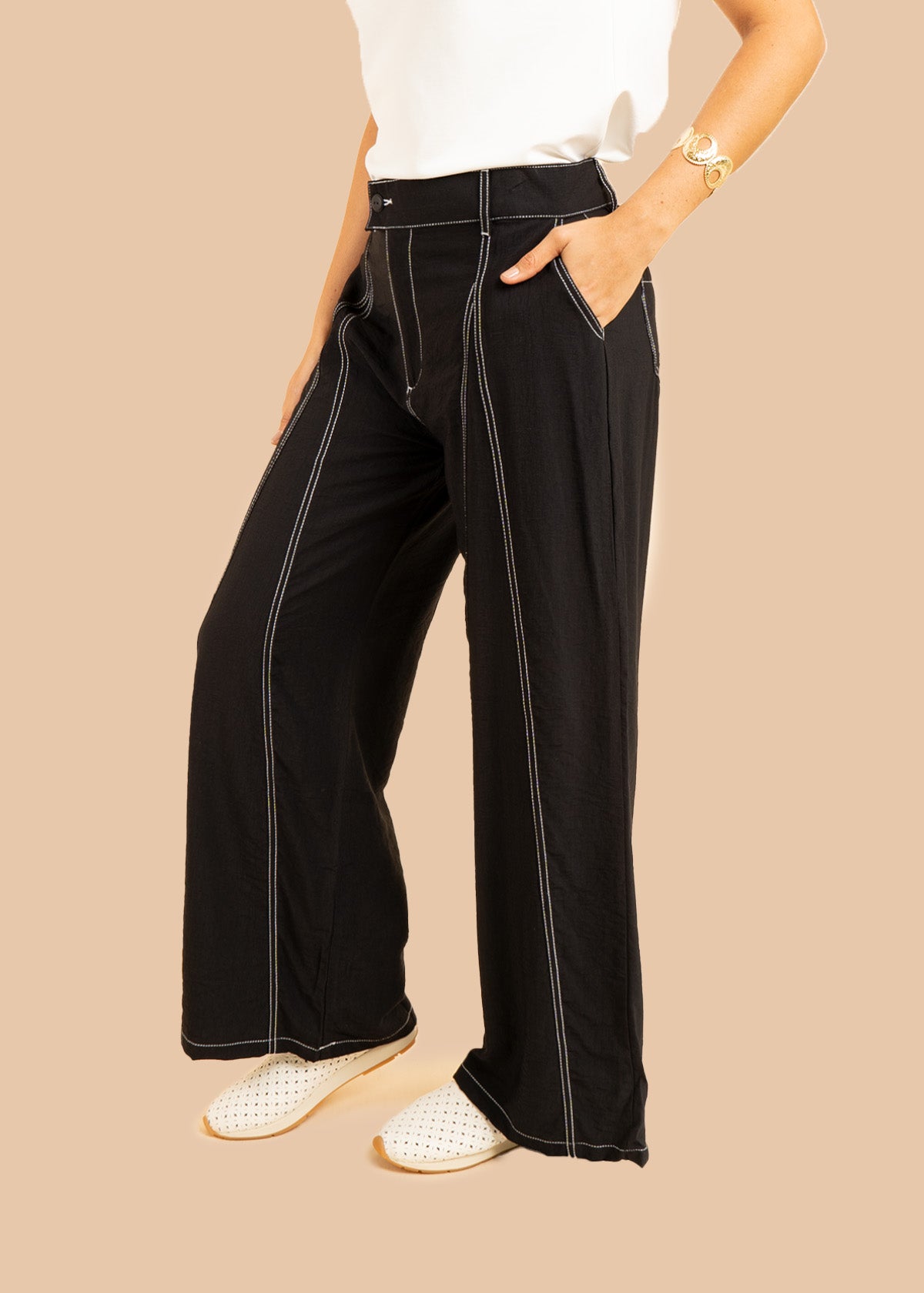 Pantalón color negro tipo palazzo con detalles pespunteados 106306