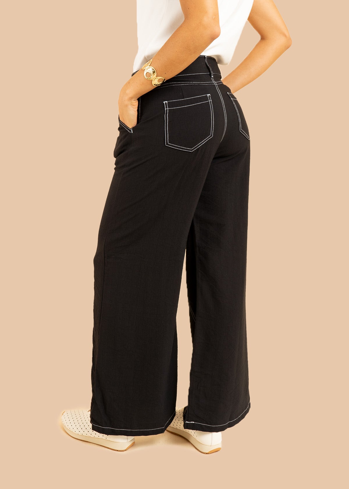 Pantalón color negro tipo palazzo con detalles pespunteados 106306