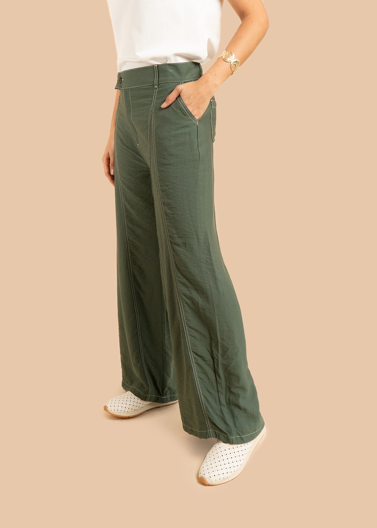 Pantalón color verde tipo palazzo con detalles pespunteados 106306