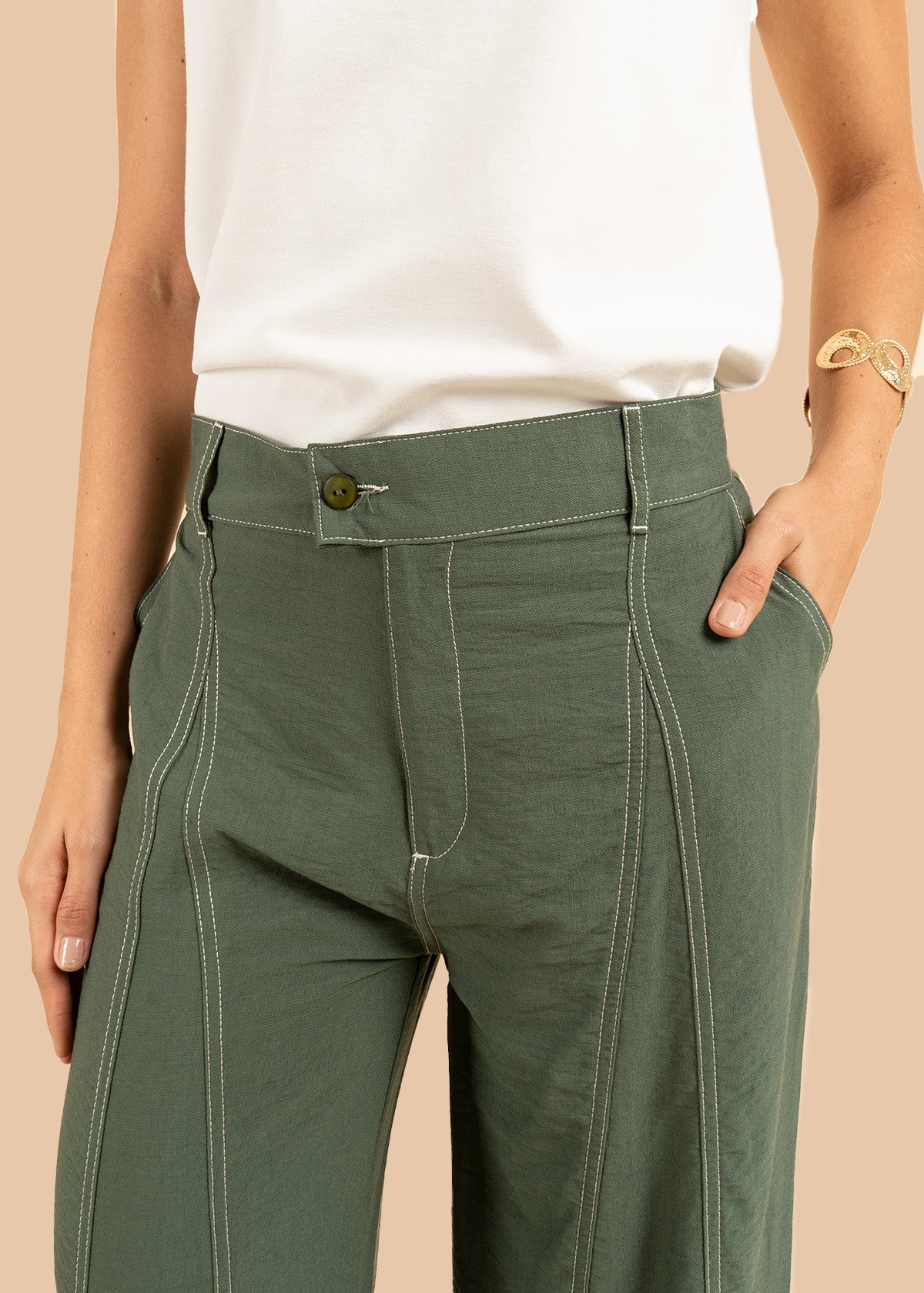 Pantalón color verde tipo palazzo con detalles pespunteados 106306