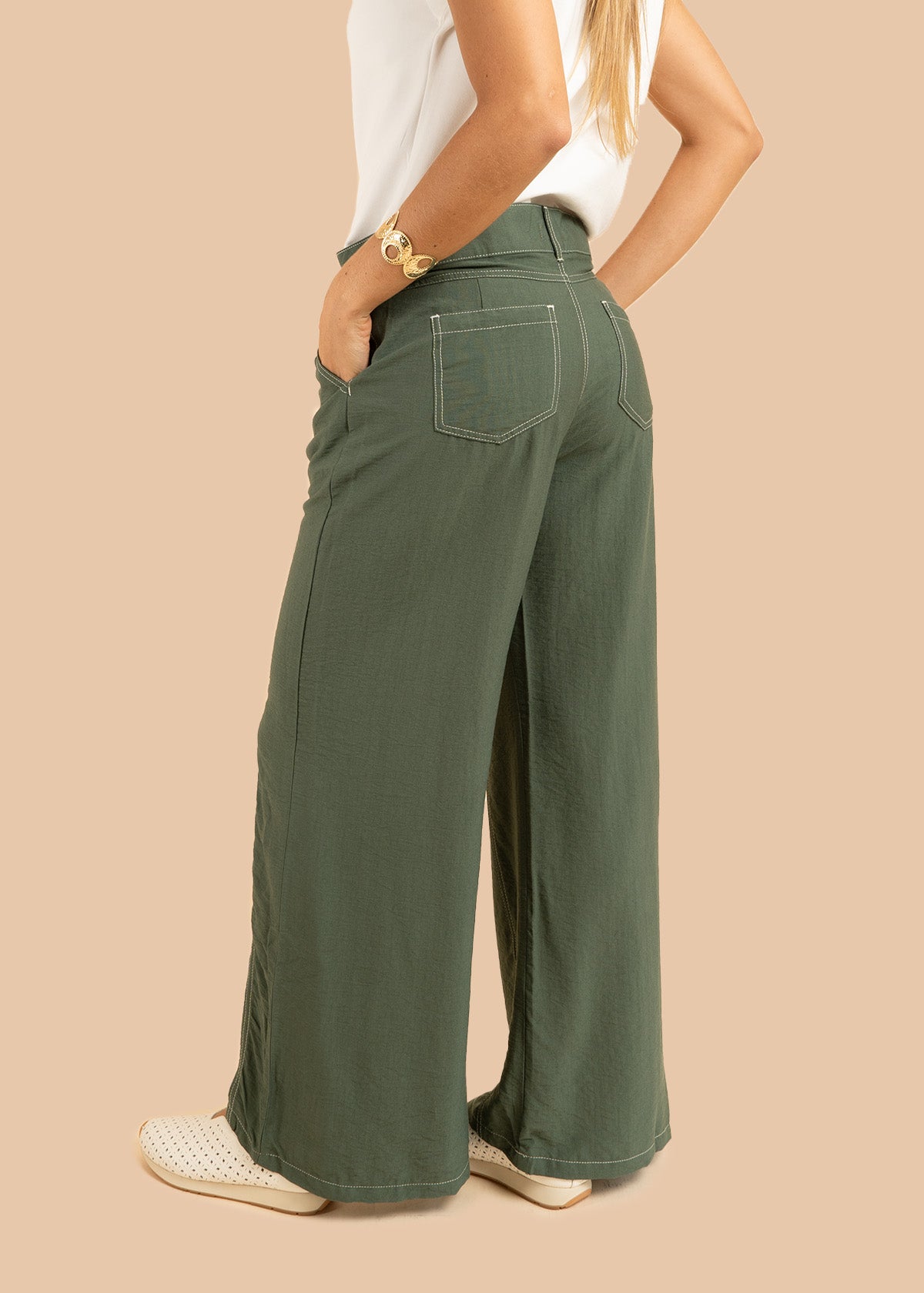 Pantalón color verde tipo palazzo con detalles pespunteados 106306