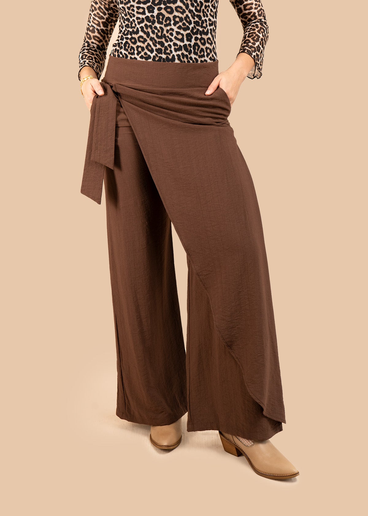 Pantalón color café tipo pareo 106310