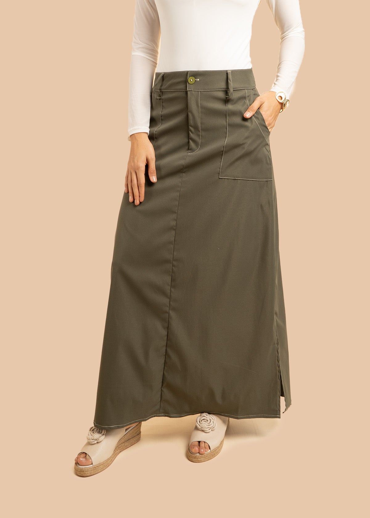 Falda larga color verde con bolsillos y abertura 106313