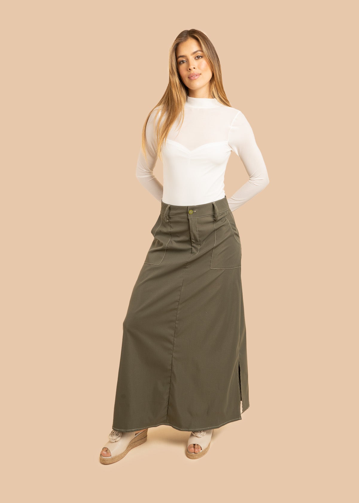 Falda larga color verde con bolsillos y abertura 106313