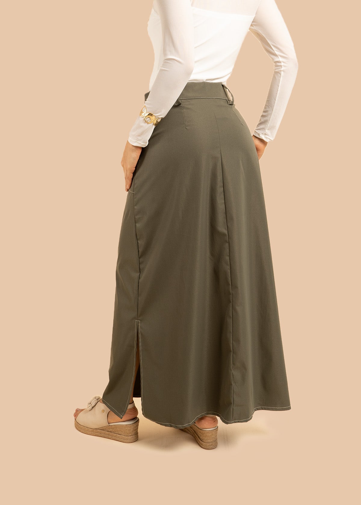 Falda larga color verde con bolsillos y abertura 106313