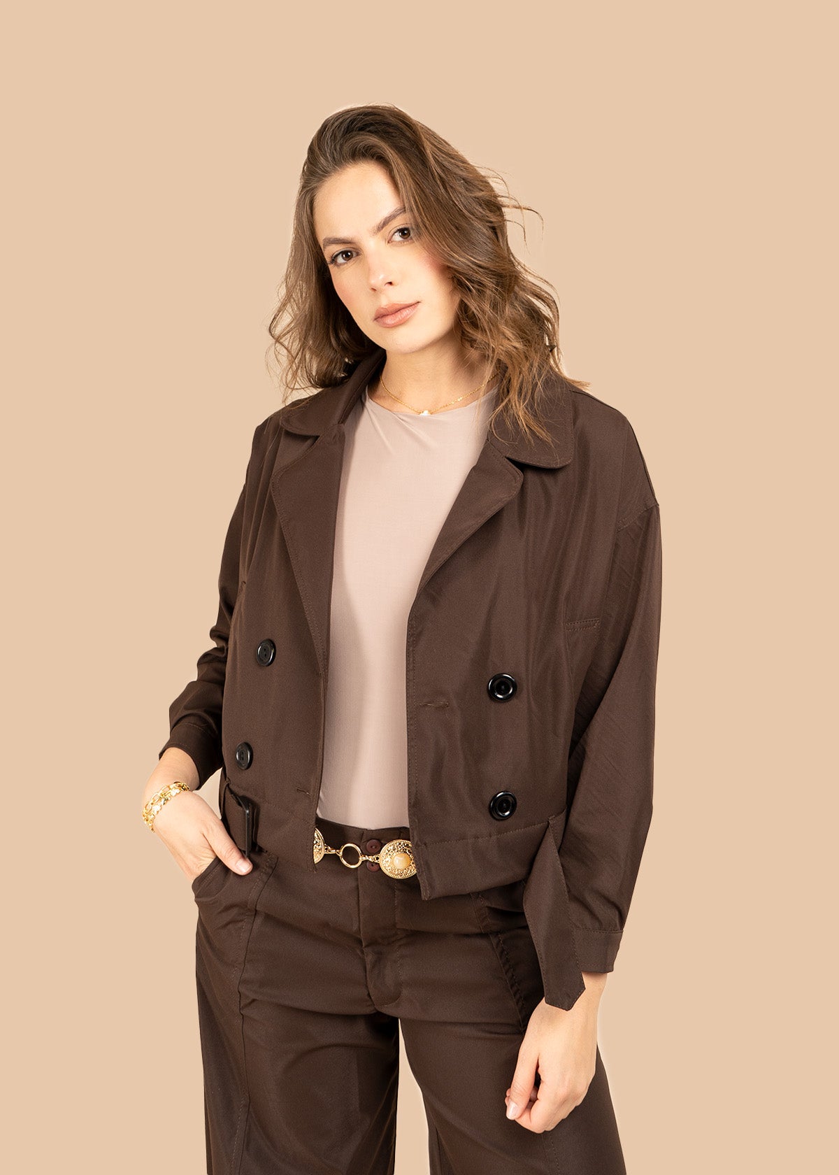 Chaqueta color café estilo trench corta con doble botonadura 106316