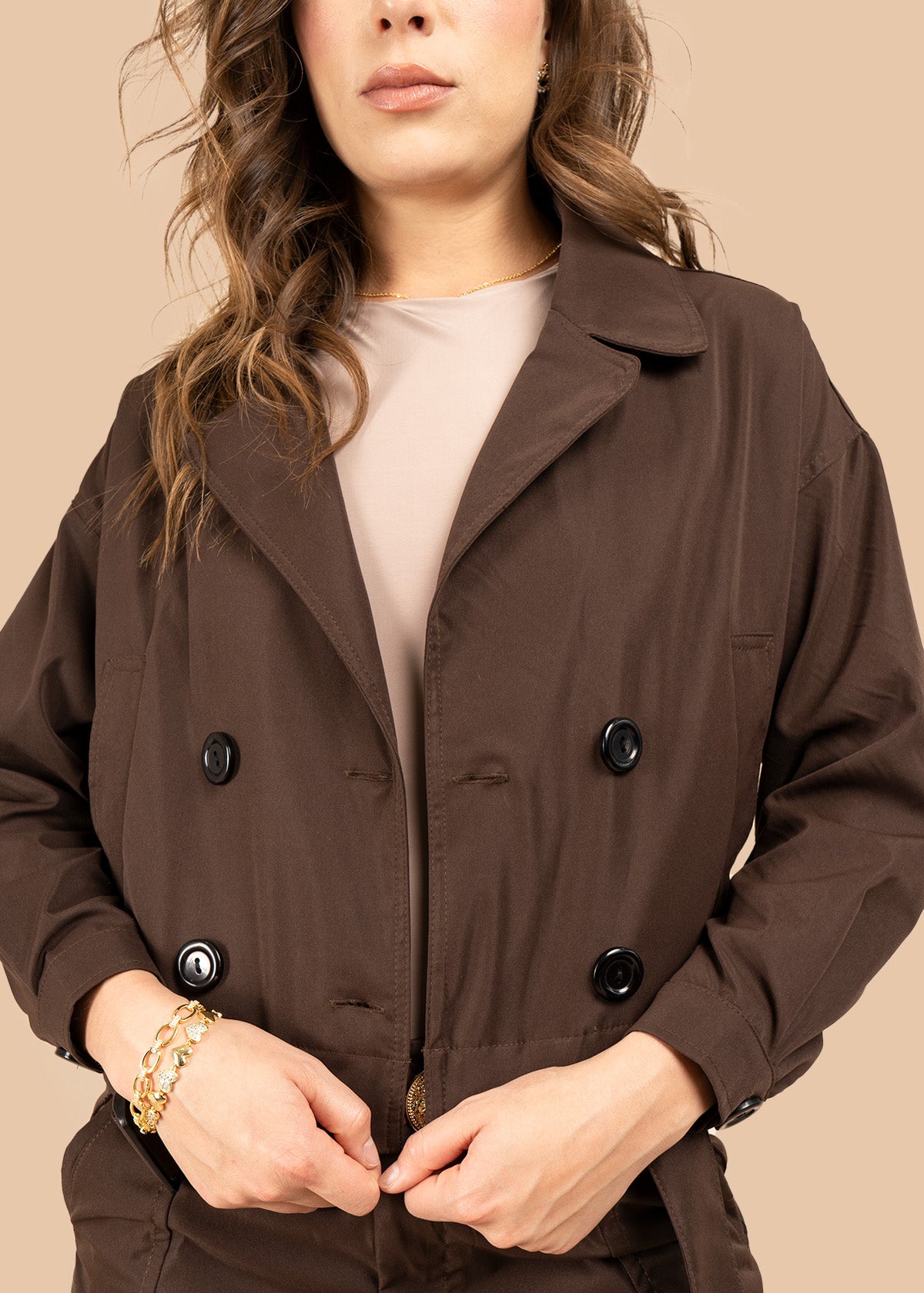 Chaqueta color café estilo trench corta con doble botonadura 106316