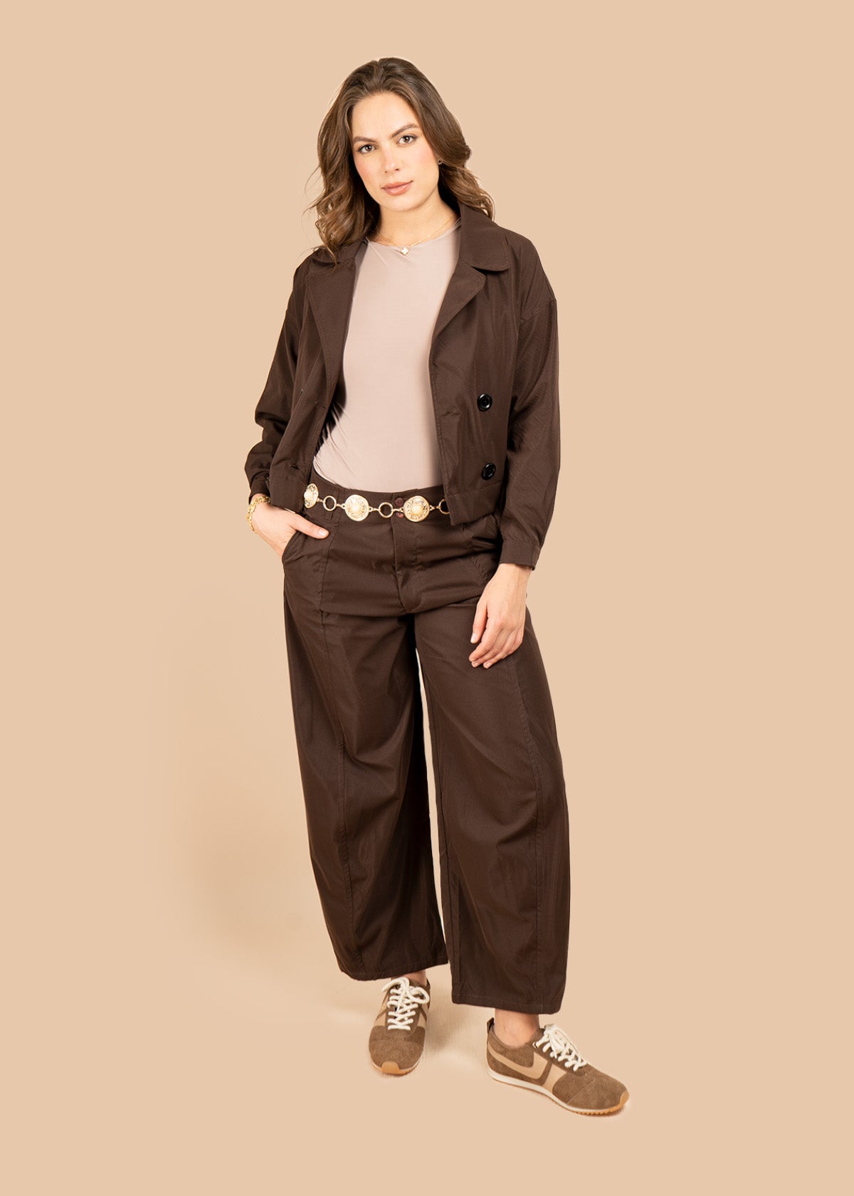 Chaqueta color café estilo trench corta con doble botonadura 106316